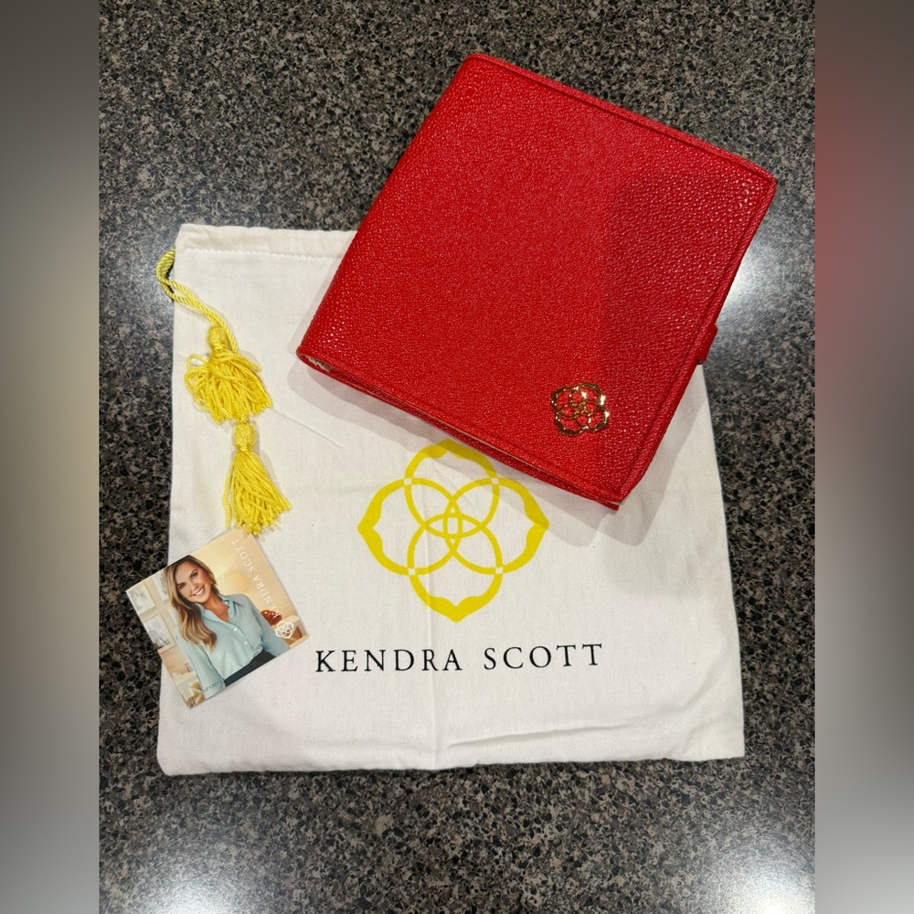 Retired Kendra Scott Zip Away Small
Jewelry Organizer - Rare Dust bag included
